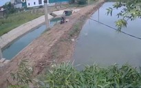 VIDEO: Lấy diều mắc trên cột, 3 học sinh bị điện cao thế phóng vào người gây bỏng nặng