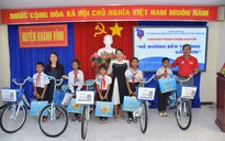 Chi hội Nhà báo thường trú Khánh Hòa tiếp sức cho trẻ em nghèo đến trường
