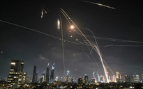 Iran phóng hàng trăm tên lửa vào Israel trong đêm, tuyên bố bắn hạ 2 chiếc F-35