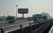 Xe máy chở trái cây va xe thư báo trên cầu Bình Lợi, 1 người tử vong