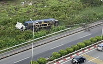 Xe đầu kéo văng khỏi đường cao tốc TP HCM - Long Thành - Dầu Giây