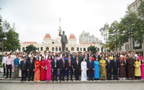 Đoàn lãnh đạo, đại biểu, báo chí TP HCM dâng hoa tưởng niệm Chủ tịch Hồ Chí Minh