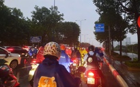TP HCM: Mưa lớn ở nhiều nơi gây kẹt xe, nguời dân chôn chân giờ tan tầm