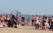Dù lượn gắn động cơ cất cánh bất thành, lao vào du khách tắm biển ở Bãi Cháy