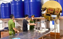 Công an kiểm tra công ty có ngàn chai nước mắm vứt bỏ ở Quảng Nam