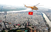 Loạt ảnh cờ Tổ quốc, cờ Đảng bay trên bầu trời TP HCM