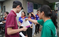 Túc trực tại điểm thi, cô hiệu phó lo lắng điểm danh từng học sinh của mình