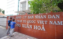 Nhiều địa phương ở TP HCM tất bật gắn bảng tên phường mới