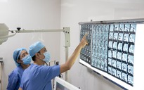 Bác sĩ giữ lại mắt cho người đàn ông bị hàng xóm đâm bằng đũa