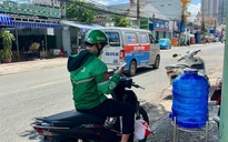 Đằng sau tay lái shipper: Thế giới mưu sinh đầy mồ hôi và nước mắt