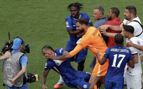 Club World Cup: HLV Enrique và Joao Pedro xô xát, bóp cổ đối phương