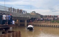 Xe ô tô tông 2 xe máy rồi lao xuống sông: 4 người gặp nạn trong một gia đình