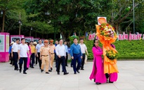 Ông Nguyễn Trọng Nghĩa dâng hương tưởng niệm Chủ tịch Hồ Chí Minh và anh hùng liệt sĩ