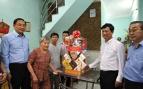 Chủ tịch HĐND TP HCM Võ Văn Minh thăm gia đình liệt sĩ ở Nhà Bè