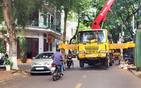 CLIP: Xe đổ bê tông ngang nhiên chặn cả con đường, gây cản trở giao thông