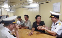 Tàu Hải quân đưa ngư dân bệnh nặng từ Trường Sa về TP HCM an toàn