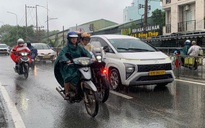 Gió rít mạnh, mưa ầm ầm trút xuống nhiều nơi ở TP HCM