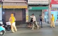 Hình ảnh người đàn ông cầm ghế tấn công CSGT ở TP HCM