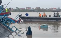 VIDEO: Gió lốc xô tàu chở 9 người lật chìm ở Quảng Ninh