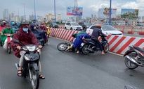 Chỉ vài phút, hàng chục người té ngã trên cầu Sài Gòn