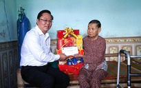 Lãnh đạo TP Đà Nẵng thăm, tặng quà người có công