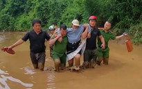 VIDEO: Công an xã đẩy thuyền “vượt lũ” đưa sản phụ đi sinh