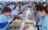 Hàng ngàn công nhân được thưởng thức bữa ăn giữa ca giá trị cao