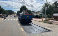 Quốc lộ 19 vừa làm đã "hỏng": Bong tróc ngay sau khi thảm nhựa