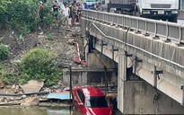 Hú vía cảnh 4 người trên ô tô lao xuống cầu Thanh Ba