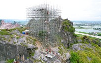 Dựng giàn giáo khủng "cứu" Hòn Vọng Phu trên đỉnh núi