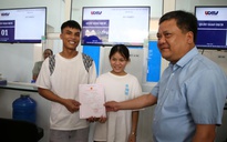 Đến xã mới đăng ký kết hôn, cặp đôi đồng bào dân tộc được Chủ tịch tỉnh Quảng Trị tặng quà