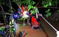 Đà Nẵng: Nhiều nơi bị ngập sâu do mưa lớn, dân quân, công an xung kích giúp dân