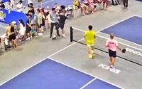 VIDEO: VĐV pickleball dùng vợt đánh thẳng vào đầu trọng tài