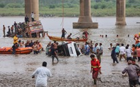 Sập cầu ở Ấn Độ, hàng loạt xe rơi xuống sông, nhiều người chết