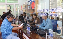 Cán bộ phường ở Đà Nẵng "tăng ca" đến tối để kịp cấp sổ hồng cho dân