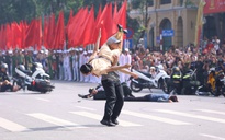 "Báo thủ" náo loạn, bị nữ CSGT kẹp cổ quật ngã