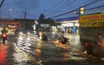 TP HCM mưa lớn kèm gió mạnh, đường sá có nơi ngập nước