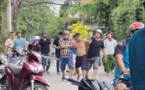 Cởi trần, mang dao ra đường bị công an khống chế