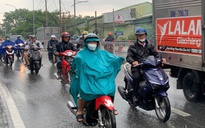 Đầu giờ chiều, TP HCM sấm sét rì rầm, trời tối sầm vì mưa
