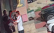 Người đàn ông bị hành hung khi đang bồng cháu nhỏ trước quán karaoke