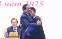 Thủ tướng xúc động ôm trưởng bản Mùa A Thi cứu 90 người dân thoát nạn trong lũ dữ