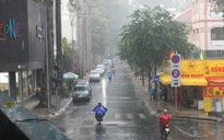 Đầu giờ chiều, TP HCM mưa trắng trời