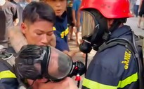 Người đàn ông nghi phóng hỏa, mắc kẹt trong căn nhà cháy