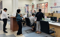 Những quầy hành chính còn sáng đèn