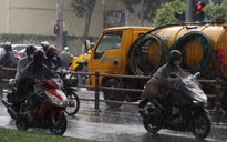 TP HCM: Trời tối sầm kèm mưa lớn, gió mạnh 
