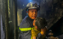 Cảnh sát cứu 3 người mắc kẹt trong vụ cháy nhà 3 tầng