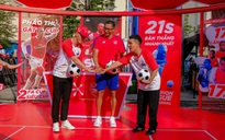 Huyền thoại bóng đá Gilberto Silva gây náo loạn phố đi bộ Nguyễn Huệ