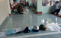 Lãnh đạo xã nói gì về việc người dân đặt nón bảo hiểm"xếp hàng" làm thủ tục hành chính?