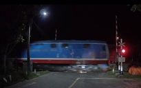 CLIP: Rùng mình cảnh gác chắn tàu hỏa tự động mở khi tàu lao đến