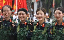 Những "bóng hồng" hợp luyện diễu binh tại Quảng trường Ba Đình
